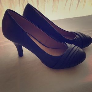 Report black heels. Size 6.